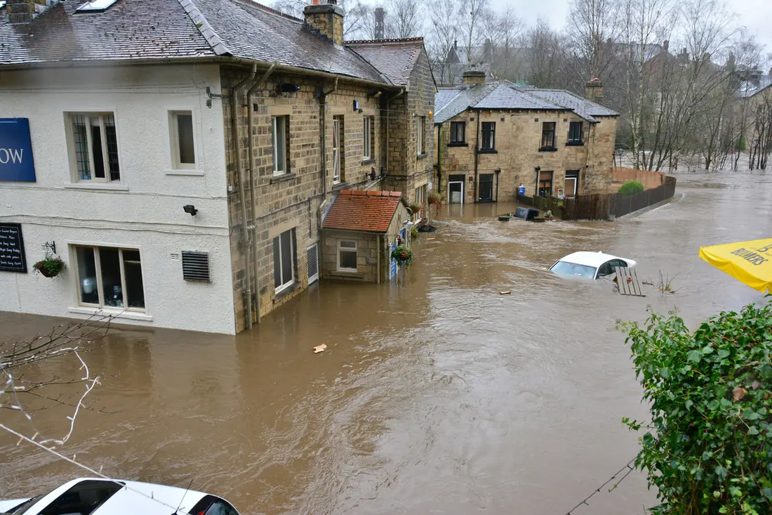 Rue inondée lors d'une crue : la surveillance vidéo temps réel aide la gestion de crise