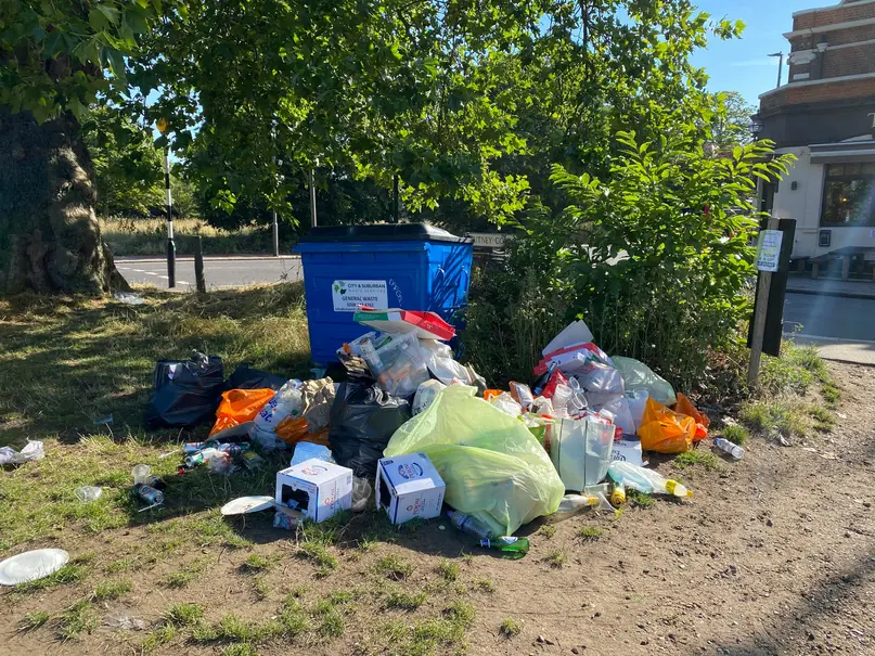 Dépôt sauvage d'ordures en bord de route : un fléau coûteux pour les communes