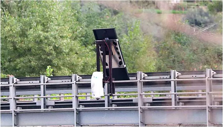 Caméra autonome solaire surveillant un chantier d'infrastructure